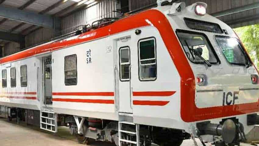 Train 18 का मजा डेली पैसेंजर भी ले सकेंगे, इंडियन रेलवे ने दिल्‍ली मंगाई मिलती-जुलती लोकल ट्रेन
