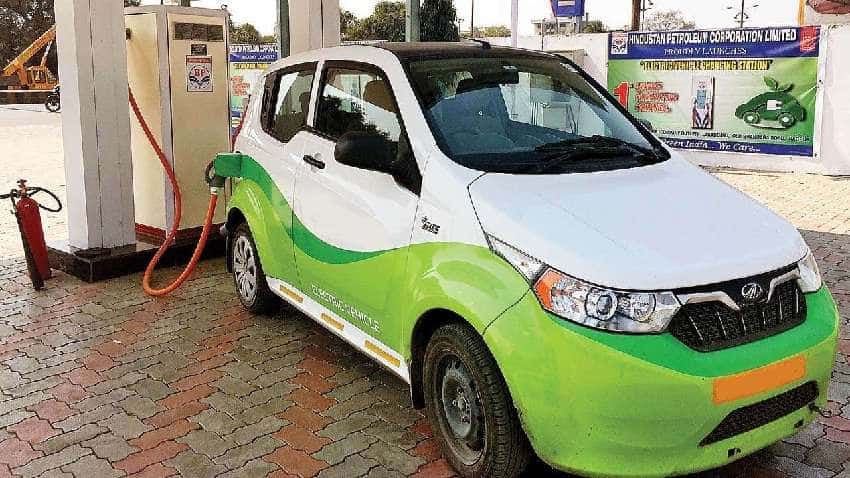 इलेक्ट्रिक व्‍हीकल्‍स होंगे 50,000 रुपये तक सस्‍ते, पेट्रोल-डीजल कारों पर लगेगा 12,000 रुपये का शुल्‍क