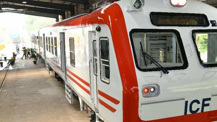 PICS : Train 18 की छोटी बहन दिल्‍ली के लिए रवाना, बेसब्री से हो रहा इंतजार