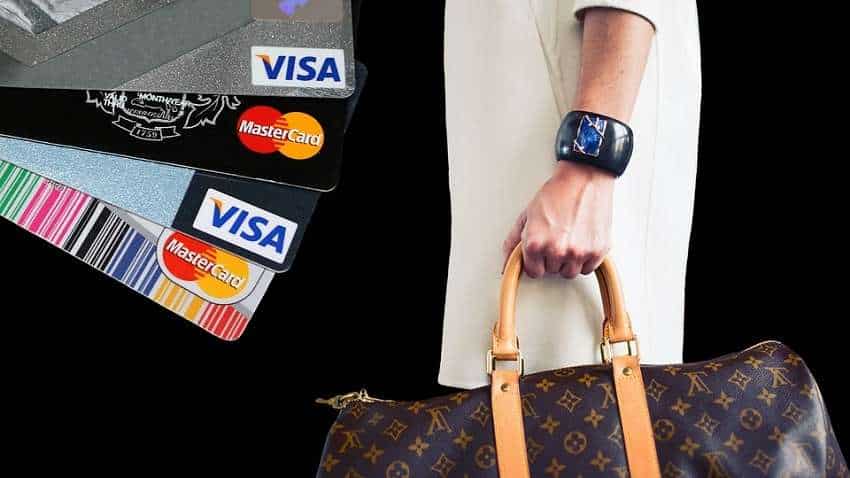 Credit Card के लेट पेमेंट से क्रेडिट स्कोर पर क्या पड़ता है असर?