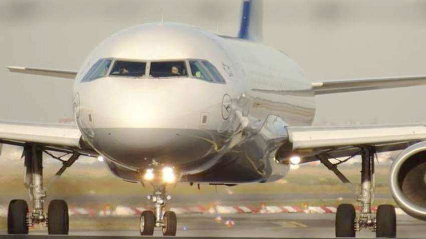 एयरलाइन कंपनियों ने की ऑफर की बरसात, इंडिगो-एयर एशिया दे रही 4200 रुपये से कम में विदेश यात्रा का ऑफर
