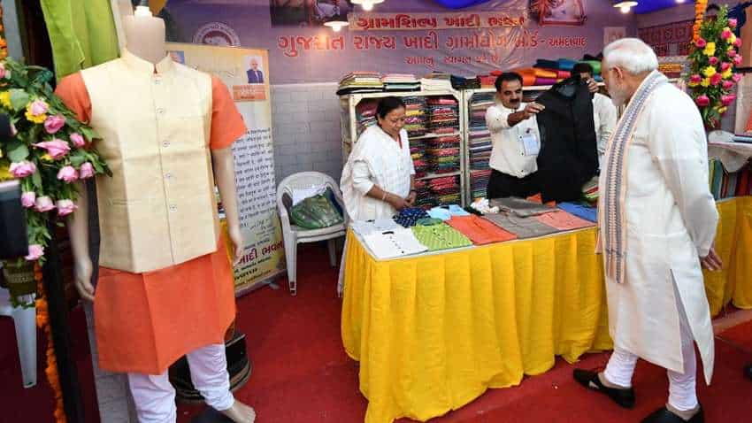 अहमदाबाद शॉपिंग फेस्टिवल में PM Modi बने ग्राहक, जैकेट का कार्ड से किया भुगतान, मिला यह डिस्काउंट