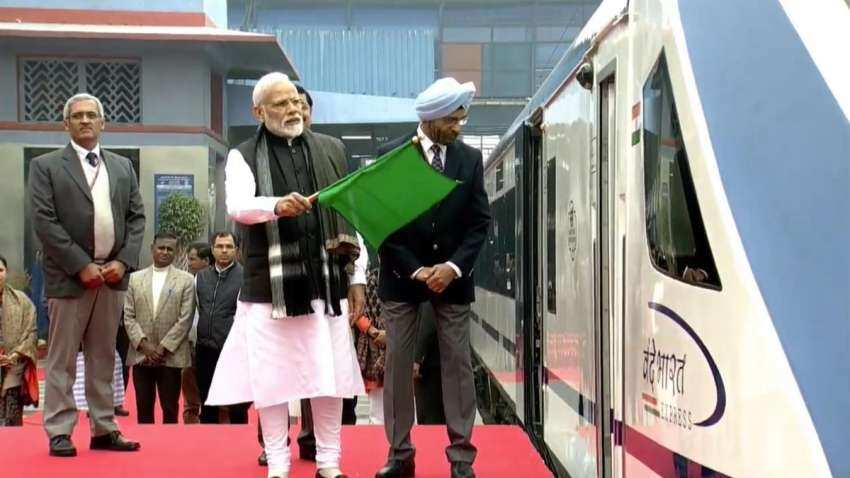 PM मोदी ने Vande Bharat एक्‍सप्रेस को हरी झंडी दिखाकर रवाना किया, 17 फरवरी से आम यात्रियों के लिए दौड़ेगी