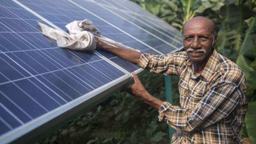 देश का पहला 'सोलर किसान', फसल के साथ खेत में बिजली बेचकर की कमाई