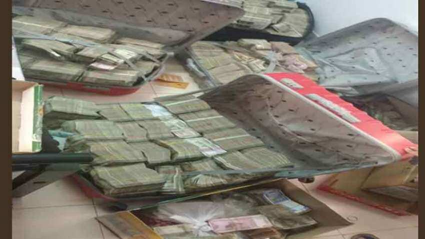 मध्य प्रदेश के मुख्यमंत्री कमलनाथ के ओएसडी के घर आयकर का छापा, रुपयों से भरे बैग मिले