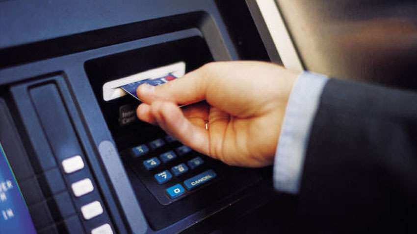 TIPS: अपनाएं ये 7 आसान तरीके, ATM ट्रांजेक्शन पर नहीं लगेगा कोई चार्ज 