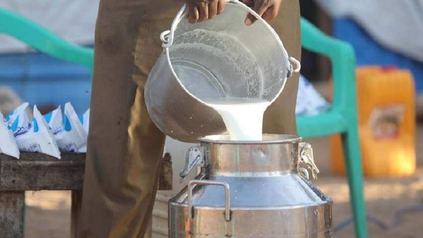 महंगाई की मार से बेहाल पाकिस्तान, 108 रुपये लीटर बिक रहा है दूध