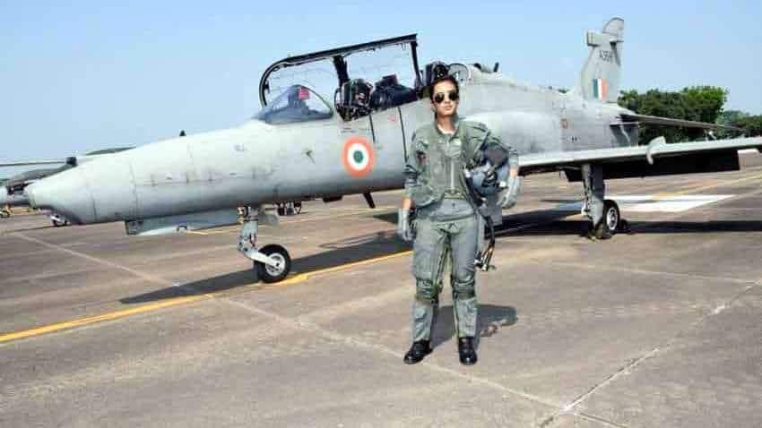 फ्लाइट लेफ्टिनेंट मोहना सिंह फ्लाई हॉक जेट उड़ाने वाली पहली महिला फाइटर पायलट