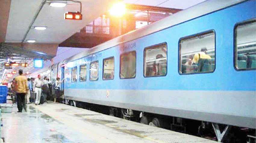अब चलती ट्रेन में कराएं मसाज, 39 रेलगाड़ियों में भारतीय रेल जल्द शुरू करेगी सेवा