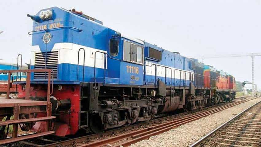 वायु के कारण इंडियन रेलवे की 100 से ज्‍यादा ट्रेनें प्रभावित, यहां चेक करें कहीं आपकी ट्रेन तो नहीं