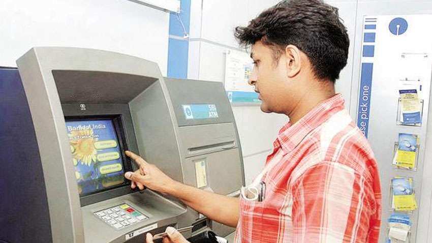 EXCLUSIVE! बैंक ग्राहकों के लिए खुशखबरी, अगले महीने ATM चार्ज घटा सकता है RBI