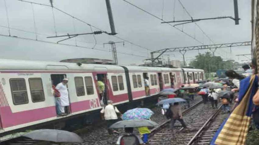 मुंबई में भारी बारिश से ट्रेनें रुकीं, यात्री स्‍टेशन पर फंसे