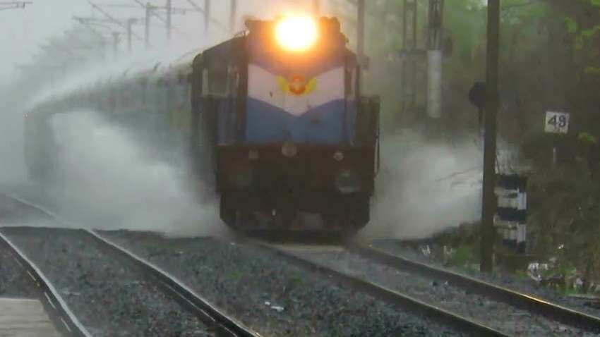 MP में भारी बारिश की चेतावनी, रेलवे लाइन पानी में डूबने से ट्रेनें रुकीं