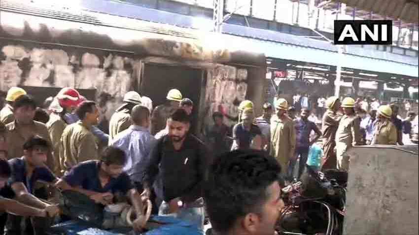 नई दिल्ली स्टेशन पर खड़ी ट्रेन के पावर कोच में लगी आग, कोई यात्री हताहत नहीं, आग पर किया काबू