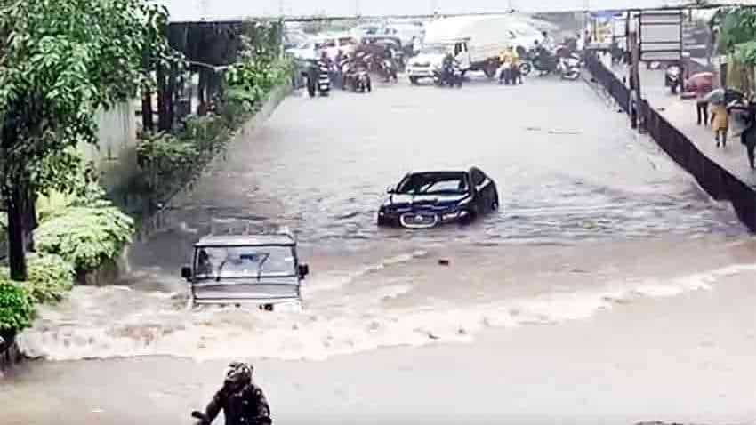 मुंबई की बाढ़ में जगुआर और बोलेरो का यह वीडियो हो रहा वायरल, आनंद महिंद्रा ने भी किया ट्वीट