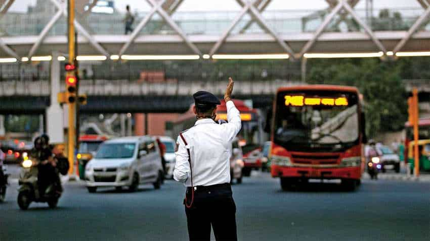 ट्रैफिक रूल्‍स तोड़ने पर पुलिसवालों को आम आदमी से डबल पेेेेेेेनाल्‍टी देनी होगी