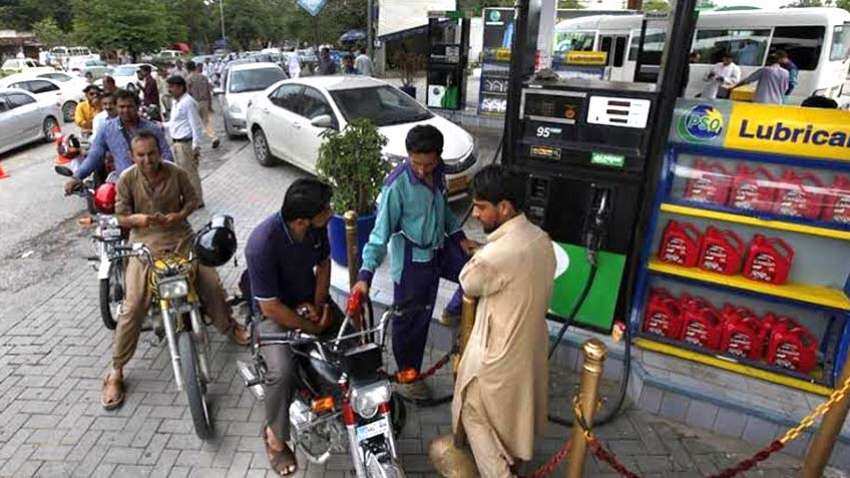 पाकिस्तान में पेट्रोल की कीमतों ने तोड़ा रिकॉर्ड, इतिहास में पहली बार हुआ इतना महंगा