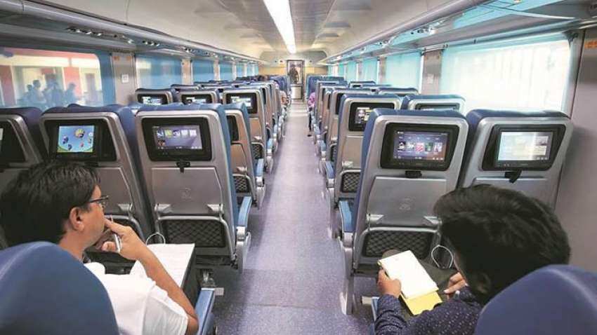 चलती ट्रेन में भी कर सकेंगे शॉपिंग, IRCTC की तेजस ट्रेन में मिलेगी ये सुविधा 