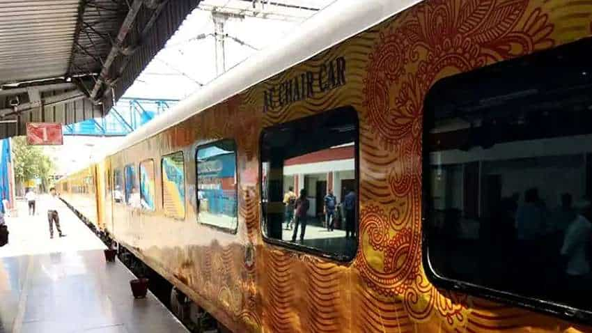 फ्लाइट से भी महंगी हुई पहली प्राइवेट ट्रेन Tejas Express, किराया जानकर हैरान रह जाएंगे