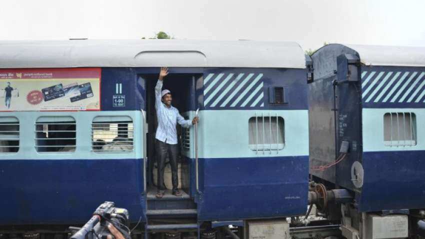 आज 221 ट्रेनों को Indian Railways ने कर दिया है कैंसिल, घर से निकलने से पहले यहां देखें लिस्ट
