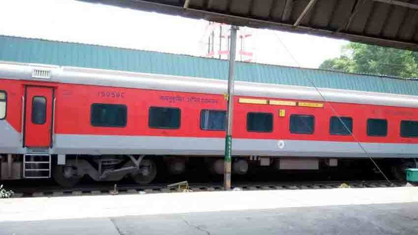 Railway ने आज 217 ट्रेनों को किया कैंसिल, सफर से पहले यहां चेक करें पूरी लिस्ट