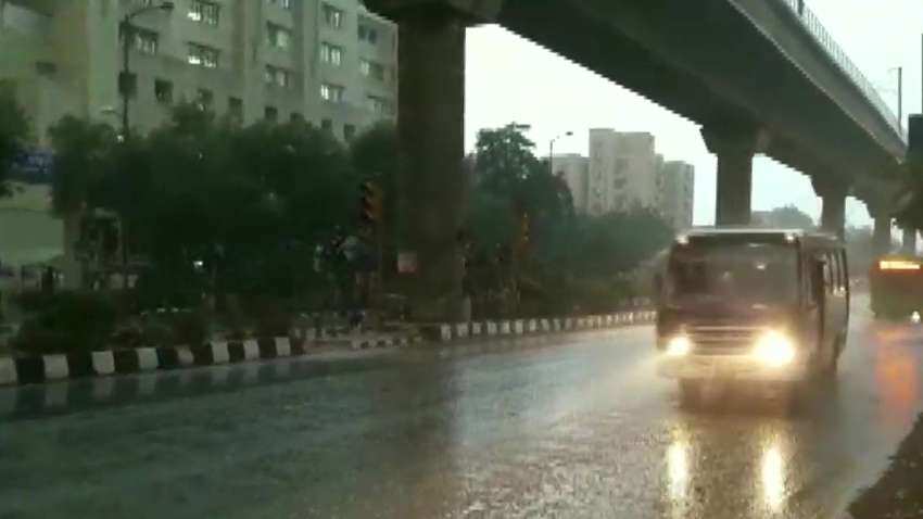 Delhi-NCR में बारिश से बदला मौसम का मिजाज, तामपान में गिरावट के साथ ठंड का आगाज