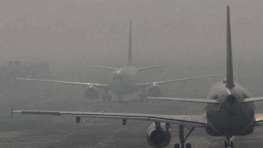 खराब मौसम और घने कोहरे के चलते फ्लाइटों पर असर, एयरलाइंस ने जारी की एडवाइजरी 
