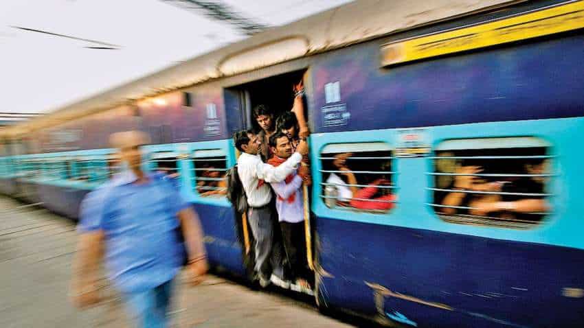 दिल्ली आने वालीं 23 ट्रेनें साढ़े तीन घंटे तक देरी से पहुंच रहीं, कोहरा है बड़ी वजह