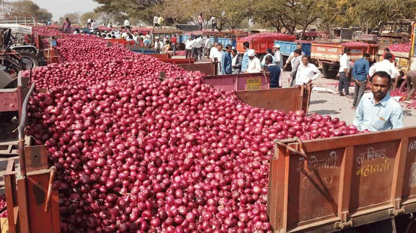 दाम गिरने पर भी महंगा बिक रहा है प्याज, बिचौलिये बना रहे हैं पैसा