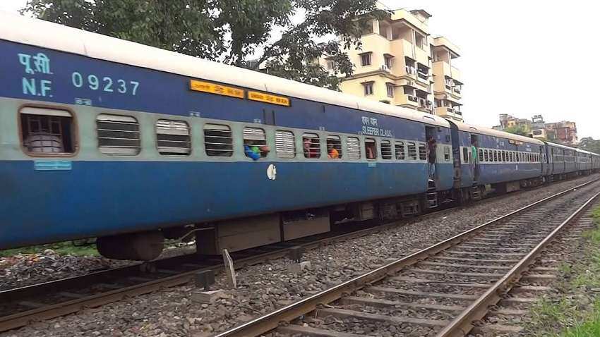 स्टेशन आने से पहले सोते हुए मुसाफिरों अलर्ट करेगा IRCTC, शुरू की  Wake up Call सर्विस