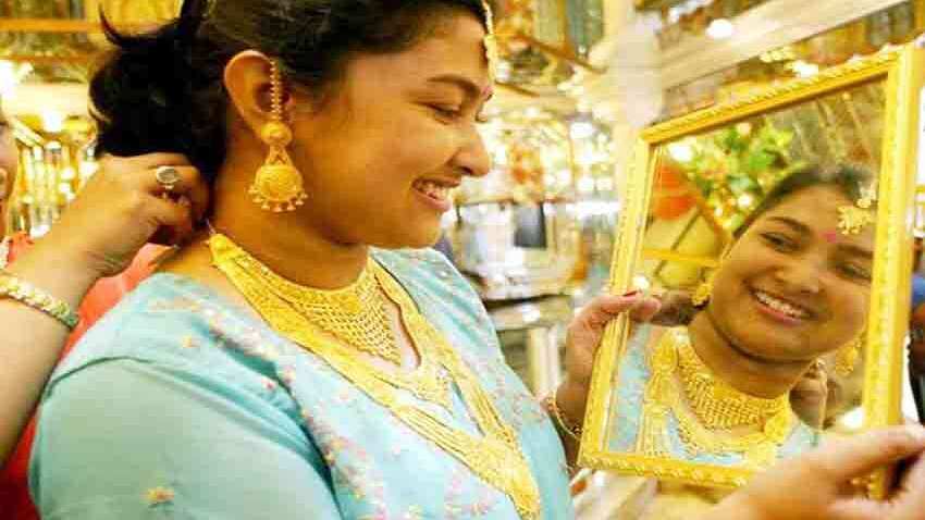 Gold के दाम में भारी गिरावट, चांदी हुई मजबूत, जानें 10 ग्राम सोने का क्या रहा भाव