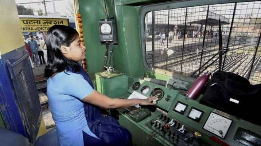 Sarkari Naukri: रेलवे में 3,000 पदों पर हो रही भर्तियां, जानिए कैसे मिलेगी बिना एग्जाम के नौकरी