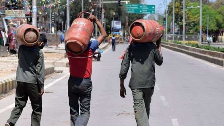 गैस सिलेंडर डिलीवरी मैन के लिए कंपनियों का बड़ा फैसला, ऐसी स्थिति में देगी 5 लाख रुपये