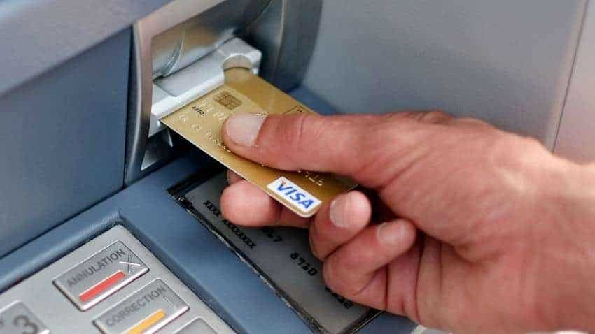 ATM मशीन में अटक गया है डेबिट कार्ड, वापस पाने के लिए तुरंत करना चाहिए ये काम