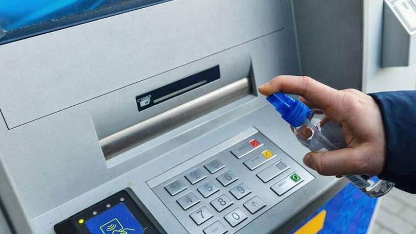 जरूरी खबर: ATM से फैल रहा है Coronavirus, पैसे निकालते वक्त इन बातों पर गौर करें