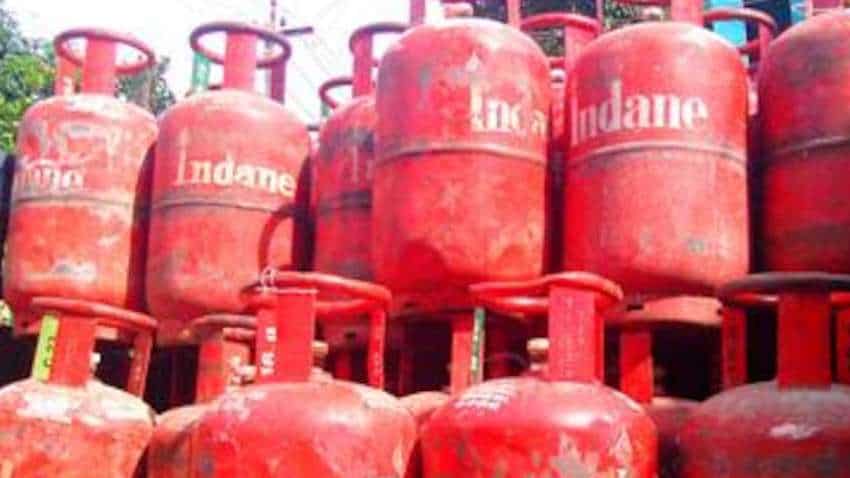सस्ती हुई रसोई गैस, लॉकडाउन में 14 kg LPG सिलेंडर पर घटाए 162 रुपए, देखें  नया रेट | Zee Business Hindi