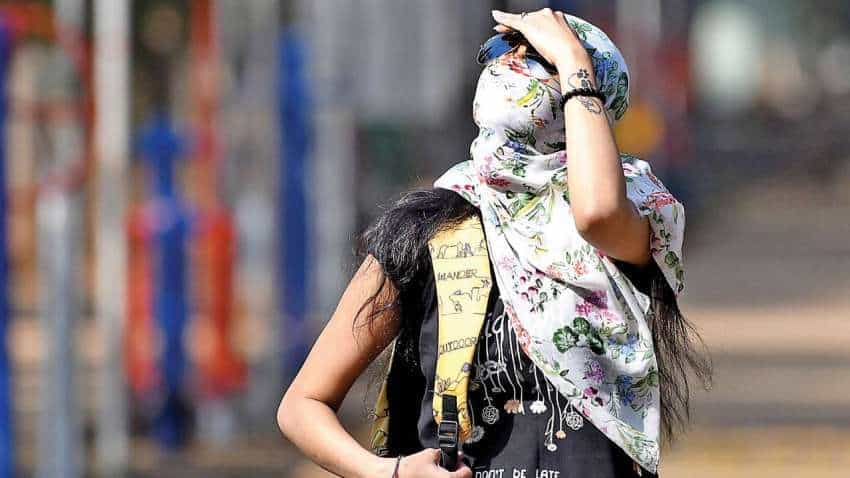 Delhi Weather Forecast: अगले हफ्ते तक दिल्ली में पड़ेगी तेज गर्मी, धूल भरी आंधी के भी आसार 