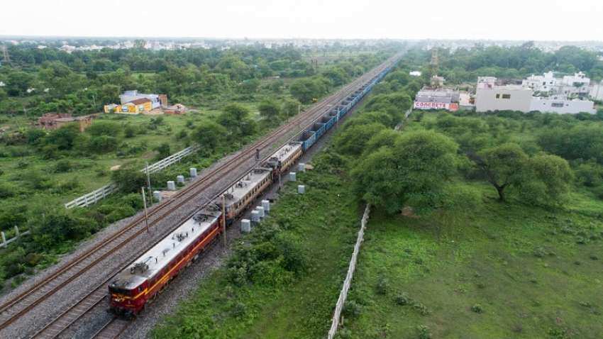 भारतीय रेलवे रोज बना रहा है नए रिकॉर्ड, मुश्किल में भी आसानी से कर लिए ये काम 