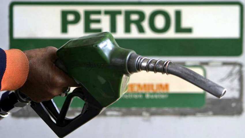 पेट्रोल और डीजल ने दी राहत, इतने रुपए में मिल रहा है 1 लीटर तेल 