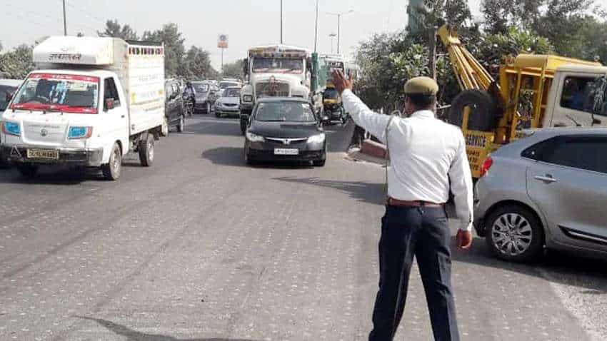 ट्रैफिक रूल बदला: गाड़ी चलाते वक्त मोबाइल पर बात की तो ₹10 हजार तक जुर्माना