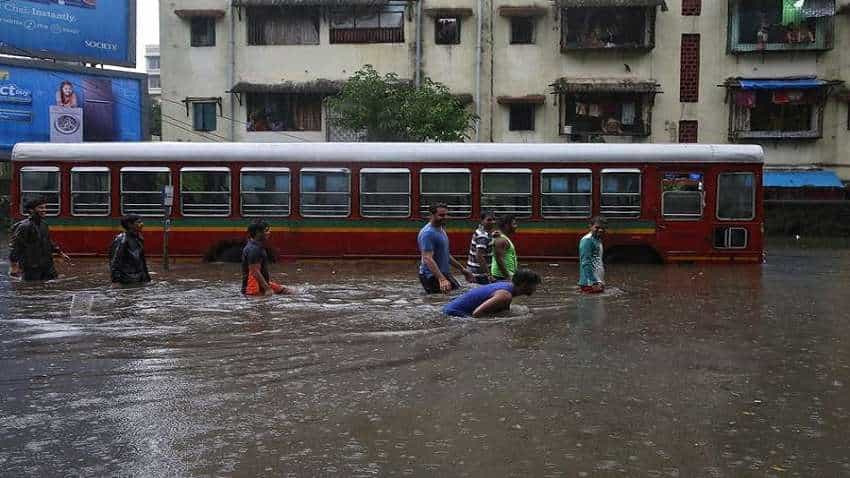 Mumbai Rains: मुंबई में भारी बारिश से ऑफिस और बाकी संस्थान बंद, सिर्फ इमरजेंसी सेवा को मिली छूट
