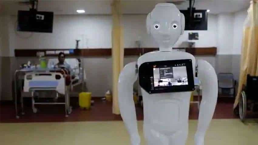 कोरोना मरीज़ों की आशा बना 'मित्रा' रोबोट, हॉस्पिटल में जोड़ा परिवार वालों का साथ