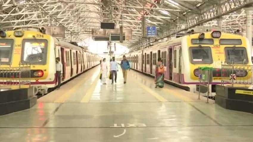 दो घंटे ठप रहने के बाद शुरू हुई मुंबई लोकल ट्रेन सर्विस, बिजली सप्लाई बंद होने से आई रुकावट