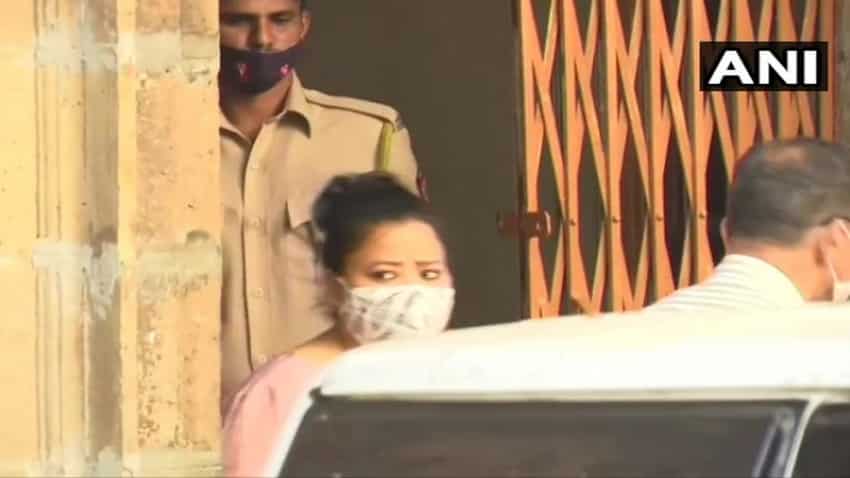 Comedian Bharti Singh के पति को भी किया गया गिरफ्तार, मेडिकल के लिए ले जाया गया