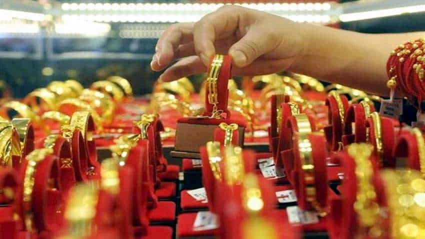 Gold तीन सप्ताह में 4000 रुपये हुआ सस्ता, जानें प्रति 10 ग्राम का करेंट रेट