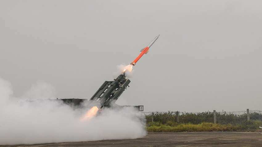 पलक झपकते ही MRSAM Missile ने ध्वस्त कर दिया हवा में उड़ता जहाज, जानें इसकी खासियत | Zee Business Hindi