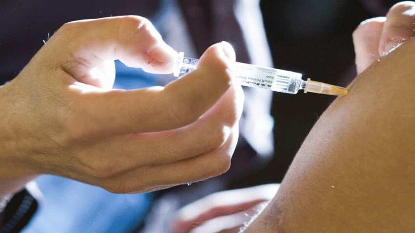 महाराष्ट्र सरकार ने Vaccination के कैंसिल होने की अफवाहों पर कही ये बात, तय समय पर दिए जाएंगे टीके
