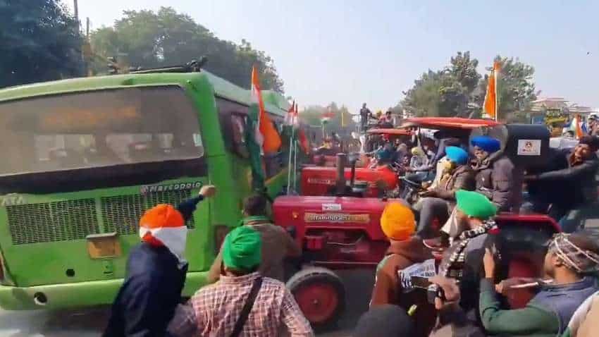 Farmers Tractor Rally: किसान आंदोलन के चलते दिल्ली मेट्रो और बस सर्विस ठप्प, तमाम रास्ते बंद