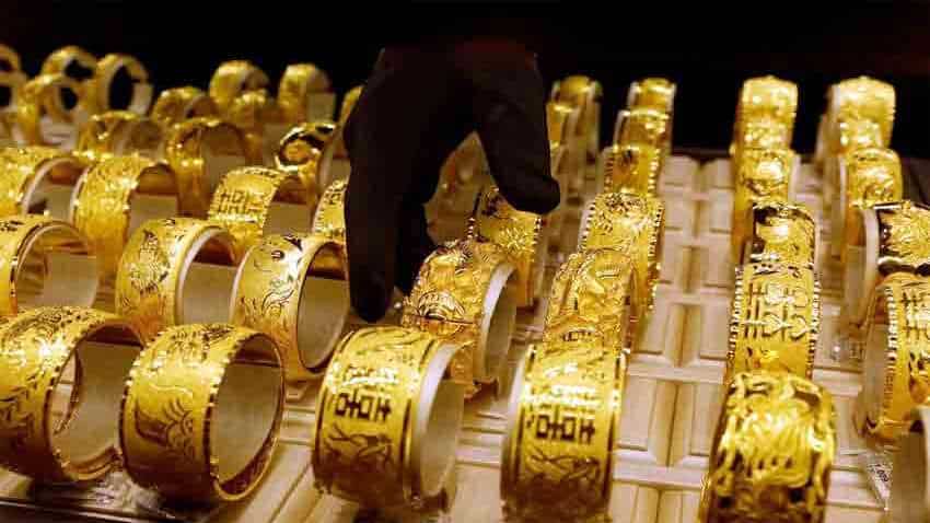Gold Rate Today: दिल्ली में सोने के दाम में गिरावट, लेकिन आपकी जेब पर नहीं पड़ेगा ज्यादा बोझ 