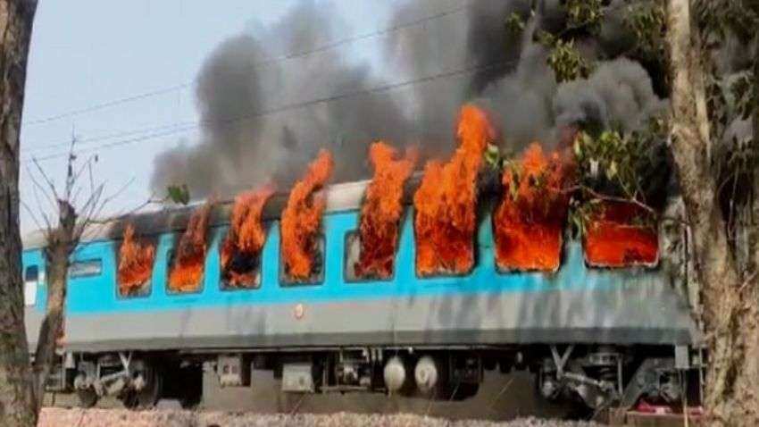 Fire in Shatabdi Express: दिल्ली-देहरादून शताब्दी ट्रेन के कोच में लगी भीषण आग, आग से मचा हड़कंप